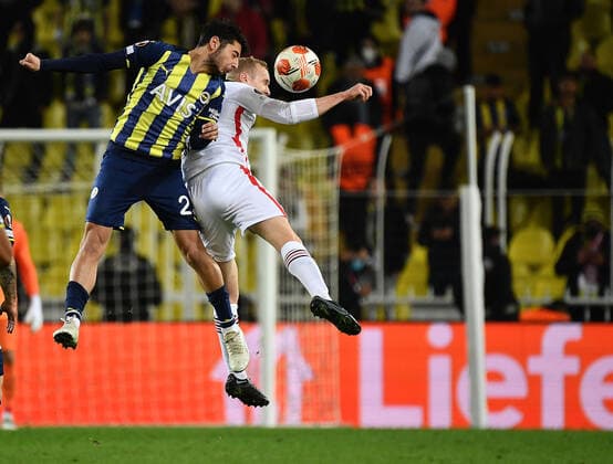 09 12 2021, xjhx, football UEFA Europa League, Fenerbahce Istanbul Eintracht Frankfurt emspor, v l Muhammed Guemueskaya Fenerbahce Istanbul Sebastian Rode Eintracht Frankfurt header duel duel DFL DFB REGULATIONS PROHIBIT ANY USE OF PHOTOGRAPHS AS IMAGE SEQUENCES AND OR QUASI VIDEO Istanbul