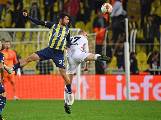 09 12 2021, xjhx, football UEFA Europa League, Fenerbahce Istanbul Eintracht Frankfurt emspor, v l Muhammed Guemueskaya Fenerbahce Istanbul Sebastian Rode Eintracht Frankfurt header duel duel DFL DFB REGULATIONS PROHIBIT ANY USE OF PHOTOGRAPHS AS IMAGE SEQUENCES AND OR QUASI VIDEO Istanbul