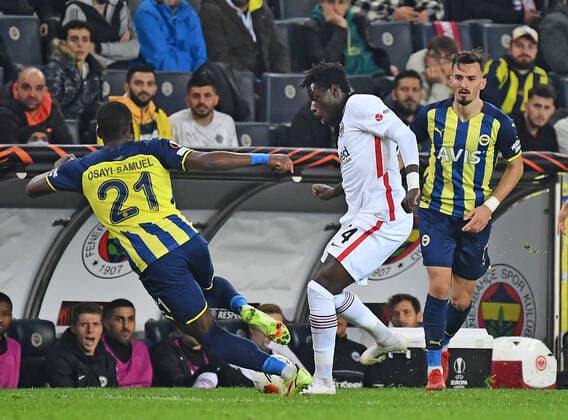 09 12 2021, xjhx, football UEFA Europa League, Fenerbahce Istanbul Eintracht Frankfurt emspor, v l Bright Osayi Samuel Fenerbahce Istanbul Danny da Costa Eintracht Frankfurt Zweikampf, action, action, battle for the ball DFL DFB REGULATIONS PROHIBIT ANY USE OF PHOTOGRAPHS as IMAGE SEQUENCES and or QUASI VIDEO Istanbul