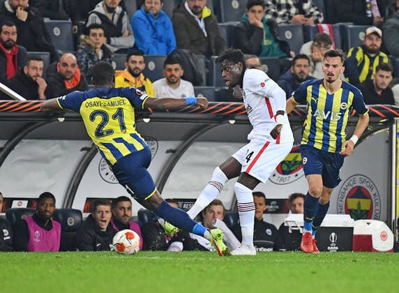 09 12 2021, xjhx, football UEFA Europa League, Fenerbahce Istanbul Eintracht Frankfurt emspor, v l Bright Osayi Samuel Fenerbahce Istanbul Danny da Costa Eintracht Frankfurt Zweikampf, action, action, battle for the ball DFL DFB REGULATIONS PROHIBIT ANY USE OF PHOTOGRAPHS as IMAGE SEQUENCES and or QUASI VIDEO Istanbul