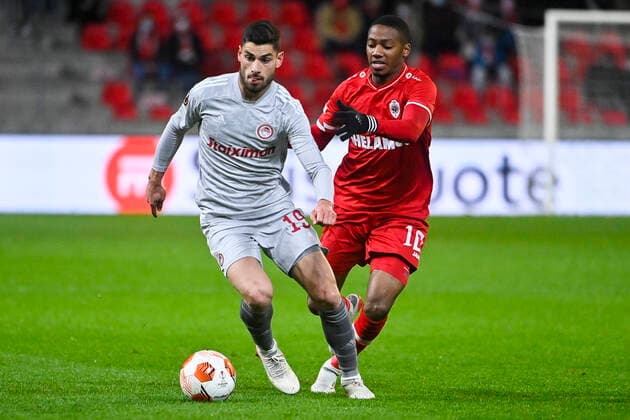 Olympiacos Giorgos Masouras and Antwerp s Michel Ange Balikwisha fight for the ball during an Europa League game between Belgian soccer team Royal Antwerp FC and Greek soccer team Olympiacos F.C., Thursday 09 December 2021, in Antwerp, Belgium, on the sixth and last day in Group D of the UEFA Europa League group stage. LAURIExDIEFFEMBACQ  x3152937x