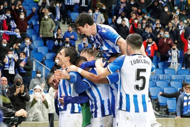Real Sociedad s striker Mikel Oyarzabal (L) celebrates with teammates after scoring the 2-0 lead during the Europa League Group B match between Real Sociedad and PSV Eindhoven at Reale Arena, San Sebastian, northern Spain 09 December 2021. REAL SOCIEDAD vs PSV EINDHOVEN !ACHTUNG: NUR REDAKTIONELLE NUTZUNG!  Copyright: xJuanxHerrerox GRAF1462 20211209-4237375e68b7539953cecf2f235eb5081f99a66a
