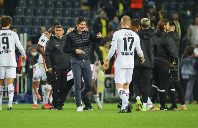 09 12 2021, Football UEFA Europa League, Fenerbahce SK Istanbul Eintracht Frankfurt, emonline, emspor, v l , Oliver Glasner Eintracht Frankfurt and Sebastian Rode Eintracht Frankfurt after the match DFL DFB REGULATIONS PROHIBIT ANY USE OF PHOTOGRAPHS AS IMAGE SEQUENCES AND OR QUASI VIDEO xdcx Copyright: HMBxMedia Claus