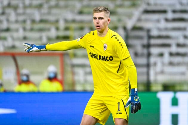 Antwerp s goalkeeper Jean Butez fight for the ball during an Europa League game between Belgian soccer team Royal Antwerp FC and Greek soccer team Olympiacos F.C., Thursday 09 December 2021, in Antwerp, Belgium, on the sixth and last day in Group D of the UEFA Europa League group stage. LAURIExDIEFFEMBACQ  x3152940x