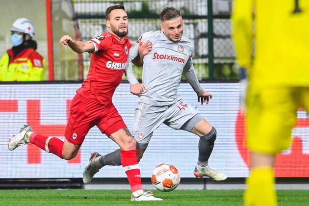 Antwerp s Birger Verstraete and Olympiacos Oleg Reabciuk fight for the ball during an Europa League game between Belgian soccer team Royal Antwerp FC and Greek soccer team Olympiacos F.C., Thursday 09 December 2021, in Antwerp, Belgium, on the sixth and last day in Group D of the UEFA Europa League group stage. LAURIExDIEFFEMBACQ  x3152942x