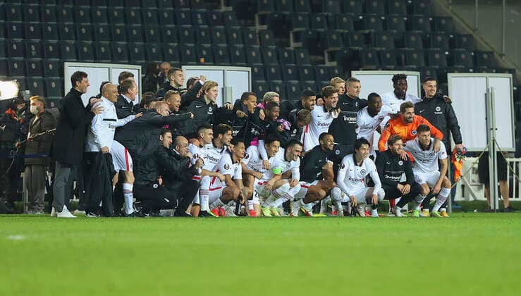 09 12 2021, Football UEFA Europa League, Fenerbahce SK Istanbul Eintracht Frankfurt, emonline, emspor, v l , team photo after match DFL DFB REGULATES PROHIBIT ANY USE OF PHOTOGRAPHS AS IMAGE SEQUENCES AND OR QUASI VIDEO xdcx Copyright: HMBxMedia Claus