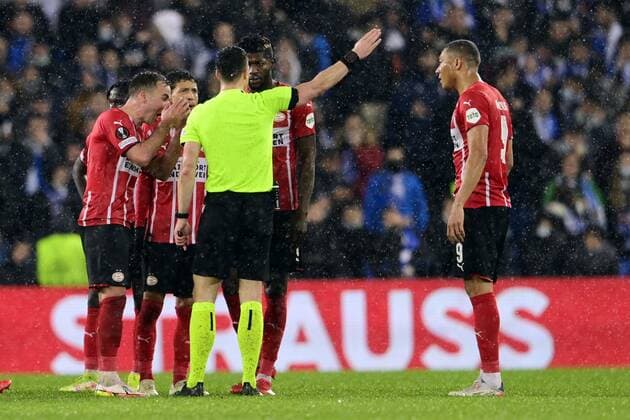 SAN SEBASTIAN lr Mario Gotze of PSV Eindhoven, Mauro Junior of PSV Eindhoven, Referee Felix Zwayer sends Ibrahim Sangare of PSV Eindhoven off the field during the UEFA Europa League match between Real Sociedad and PSV Eindhoven in Estadio de Anoeta on 9 December 2021 in San Sebastian, Spain ANP OLAF KRAAK UEFA Europa League 2021 2022 xVIxANPxSportx xxANPxIVx 441837053