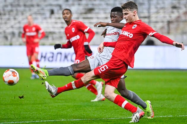 Olympiacos Aguibou Camara and Antwerp s Pieter Gerkens fight for the ball during an Europa League game between Belgian soccer team Royal Antwerp FC and Greek soccer team Olympiacos F.C., Thursday 09 December 2021, in Antwerp, Belgium, on the sixth and last day in Group D of the UEFA Europa League group stage. LAURIExDIEFFEMBACQ  x3152959x