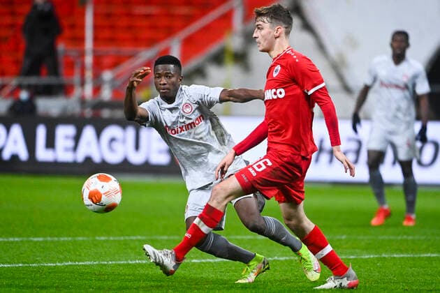 Olympiacos Aguibou Camara and Antwerp s Pieter Gerkens fight for the ball during an Europa League game between Belgian soccer team Royal Antwerp FC and Greek soccer team Olympiacos F.C., Thursday 09 December 2021, in Antwerp, Belgium, on the sixth and last day in Group D of the UEFA Europa League group stage. LAURIExDIEFFEMBACQ  x3152960x