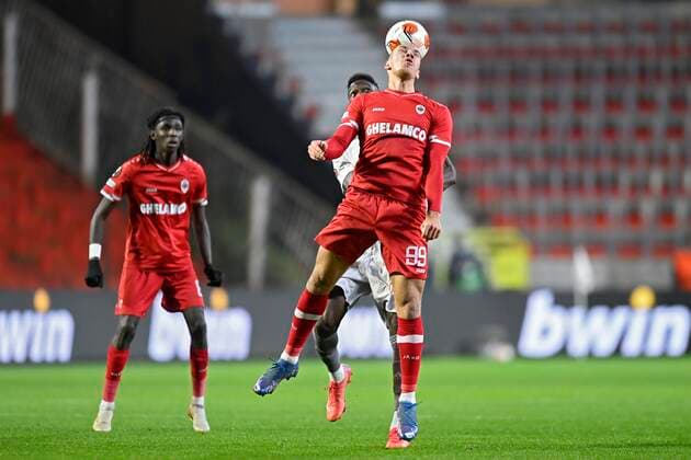 ANTWERPEN, BELGIUM - DECEMBER 09 : Michael Frey forward of Antwerp FC jumping up to reach the ball during the UEFA Europa League Group Stage - Group D match between Antwerp FC and Olympiacos FC at the Bosuil stadium on December 09, 2021 in Antwerpen, Belgium, 9 12 2021 ( Antwerp FC v Olympiacos FC : UEFA Europa League PhotoNews Panoramic 