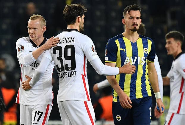 09 12 2021, xjhx, football UEFA Europa League, Fenerbahce Istanbul Eintracht Frankfurt emspor, v l Sebastian Rode Eintracht Frankfurt Goncalo Paciencia Eintracht Frankfurt Mergim Berisha Fenerbahce Istanbul DFL DFB REGULATIONS PROHIBIT ANY USE OF PHOTOGRAPHS as IMAGE SEQUENCES and or QUASI VIDEO Istanbul