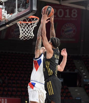 09 12 2021, xemx, Basketball EuroLeague, FC Bayern Muenchen Anadolu Efes Istanbul emspor, v l Adrien Moerman Anadolu Efes Istanbul , Nick Weiler Babb FC Bayern Basketball duel, action, battle for the ball Muenchen