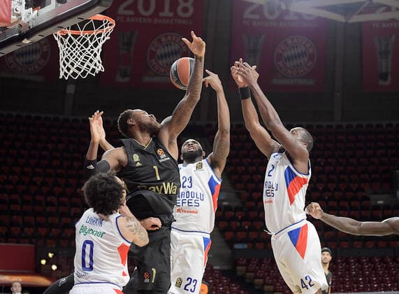 09 12 2021, xemx, Basketball EuroLeague, FC Bayern Muenchen Anadolu Efes Istanbul emspor, v l Deshaun Thomas FC Bayern Basketball , James Anderson Anadolu Efes Istanbul , Bryant Dunston Anadolu Efes Istanbul duel, action, battle for the ball Muenchen