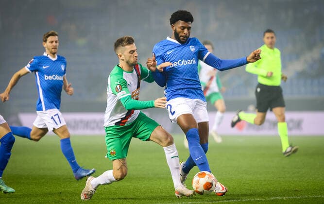 Rapid Wien s Emanuel Aiwu and Genk s Mark McKenzie fight for the ball during a game between Belgian soccer team KRC Genk and Austrian soccer team SK Rapid Wien, Thursday 09 December 2021, in Genk, in the group H of the Europa League group stage, on the sixth and last day. VIRGINIExLEFOUR  x3152982x