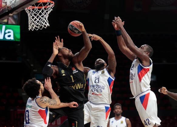 09 12 2018, Euroleague, FC Bayern Basketball vs Anadolou, Audi Dome Munich, sports, pictured Shane Larkin Anadolou Efes , Deshaun Thomas FCB Basketball , James Anderson Anadolou Efes , Bryant Dunston Anadolou Efes.