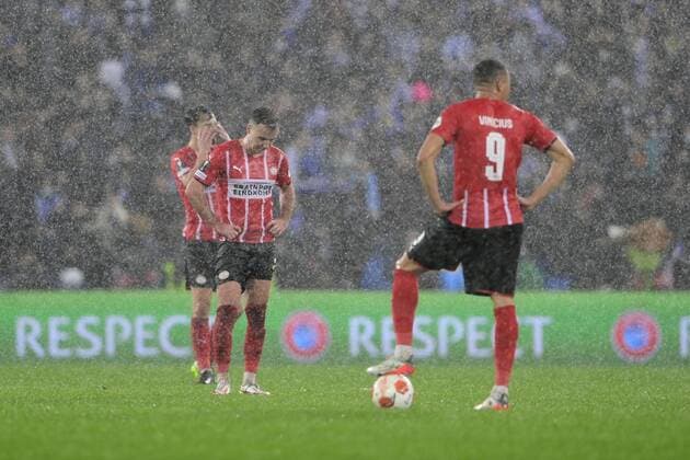 SAN SEBASTIAN Mario Gotze PSV lose 3 0 in the UEFA Europa League match against Real Sociedad at Estadio de Anoeta on December 9, 2021 in San Sebastian, Spain ANP OLAF KRAAK UEFA Europa League 2021 2022 xVIxANPxSportx xxANPxIVx 441838135