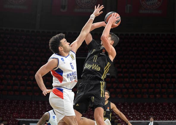 09 12 2021, xemx, Basketball EuroLeague, FC Bayern Muenchen Anadolu Efes Istanbul emspor, v l Elijah Bryant Anadolu Efes Istanbul , Vladimir Lucic FC Bayern Basketball duel, action, action, battle for the ball Muenchen