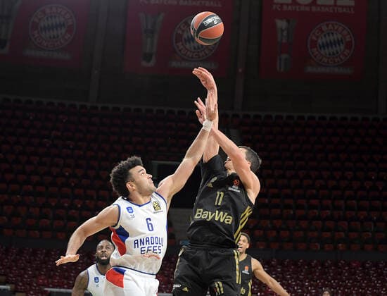 09 12 2021, xemx, Basketball EuroLeague, FC Bayern Muenchen Anadolu Efes Istanbul emspor, v l Elijah Bryant Anadolu Efes Istanbul , Vladimir Lucic FC Bayern Basketball duel, action, action, battle for the ball Muenchen