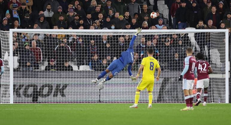 Mandatory Credit: Photo by Simon Dael Shutterstock (12637595z) West Ham goalkeeper Alphonse Areola is beaten by the goal of Mislav Orsic of Dinamo Zagreb West Ham United v Dinamo Zagreb, UEFA Europa League, Group H, Football, London Stadium, London, UK - 09 Dec 2021 EDITORIAL USE ONLY No use with unauthorised audio, video, data, fixture lists, club league logos or live services. Online in-match use limited to 120 images, no video emulation. No use in betting, games or single club league player publications. West Ham United v Dinamo Zagreb, UEFA Europa League, Group H, Football, London Stadium, London, UK - 09 Dec 2021 EDITORIAL USE ONLY No use with unauthorised audio, video, data, fixture lists, club league logos or live services. Online in-match use limited to 120 images, no video emulation. No use in betting, games or single club league player publications.  Copyright: xSimonxDael Shutterstockx 12637595z