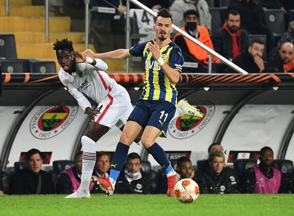 09 12 2021, xjhx, football UEFA Europa League, Fenerbahce Istanbul Eintracht Frankfurt emspor, v l Danny da Costa Eintracht Frankfurt Mergim Berisha Fenerbahce Istanbul Zweikampf, action, action, battle for the ball DFL DFB REGULATIONS PROHIBIT ANY USE OF PHOTOGRAPHS as IMAGE SEQUENCES and or QUASI VIDEO Istanbul