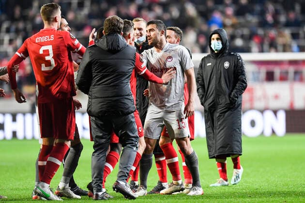 Antwerp s Bjorn Engels and Olympiacos Sokratis Papastathopoulos clash while Antwerp s Ritchie De Laet is laughing in the background after an Europa League game between Belgian soccer team Royal Antwerp FC and Greek soccer team Olympiacos F.C., Thursday 09 December 2021, in Antwerp, Belgium, on the sixth and last day in Group D of the UEFA Europa League group stage. TOMxGOYVAERTS  x3152991x