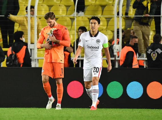 09 12 2021, xjhx, football UEFA Europa League, Fenerbahce Istanbul Eintracht Frankfurt emspor, v l Kevin Trapp Eintracht Frankfurt Makoto Hasebe Eintracht Frankfurt DFL DFB REGULATES PROHIBIT ANY USE OF PHOTOGRAPHS as IMAGE SEQUENCES and or QUASI VIDEO Istanbul
