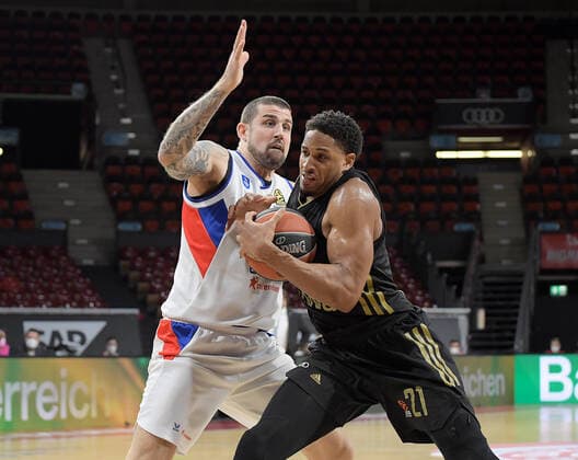 09 12 2021, xemx, Basketball EuroLeague, FC Bayern Muenchen Anadolu Efes Istanbul emspor, v l Adrien Moerman Anadolu Efes Istanbul , Augustine Rubit FC Bayern Basketball duel, action, action, battle for the ball Muenchen