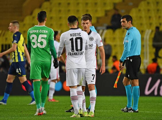 09 12 2021, xjhx, football UEFA Europa League, Fenerbahce Istanbul Eintracht Frankfurt emspor, v l Berke Oezer Fenerbahce Istanbul Filip Kostic Eintracht Frankfurt Ajdin Hrustic Eintracht Frankfurt DFL DFB REGULATIONS PROHIBIT ANY USE OF PHOTOGRAPHS as IMAGE SEQUENCES and or QUASI VIDEO Istanbul