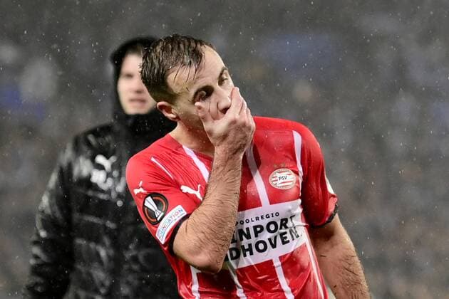 SAN SEBASTIAN Mario Gotze of PSV Eindhoven PSV lose 3 0 in the UEFA Europa League match against Real Sociedad at Estadio de Anoeta on December 9, 2021 in San Sebastian, Spain ANP OLAF KRAAK UEFA Europa League 2021 2022 xVIxANPxSportx xxANPxIVx 441838541