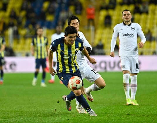 Min-Jae Kim (3) of Fenerbahce and Daichi Kamada (15) of Eintracht Frankfurt during the UEFA Europa League group D match between Fenerbahce and Eintracht Frankfurt at Ulker Stadium on December 9, 2021 in Istanbul, Turkey. (Photo by Seskimphoto) Fenerbahce v Eintracht Frankfurt: Group D - UEFA Europa League 