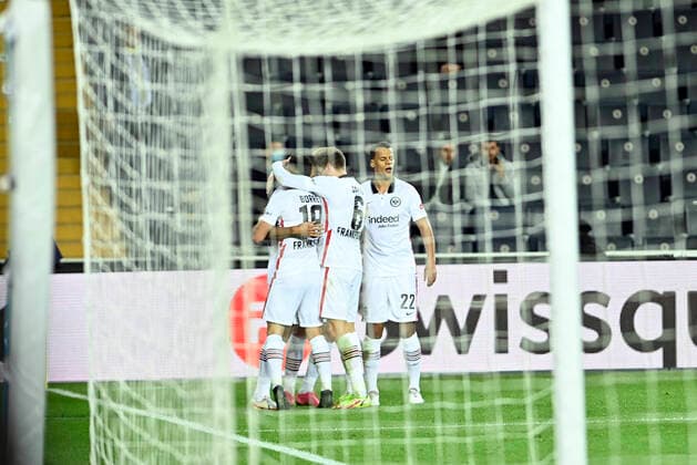 Eintracht Frankfurt players celebrates for Djibril Sow s goal during the UEFA Europa League group D match between Fenerbahce and Eintracht Frankfurt at Ulker Stadium on December 9, 2021 in Istanbul, Turkey. (Photo by Seskimphoto) Fenerbahce v Eintracht Frankfurt: Group D - UEFA Europa League 