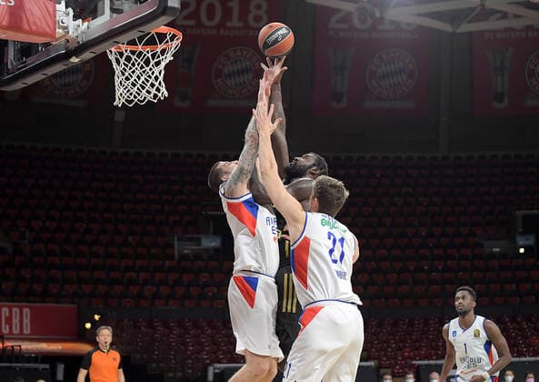 09 12 2021, xemx, Basketball EuroLeague, FC Bayern Muenchen Anadolu Efes Istanbul emspor, v l Adrien Moerman Anadolu Efes Istanbul , Othello Hunter FC Bayern Basketball , Tibor Pleiss Anadolu Efes Istanbul Zweikampf, action, action, battle for the ball Muenchen
