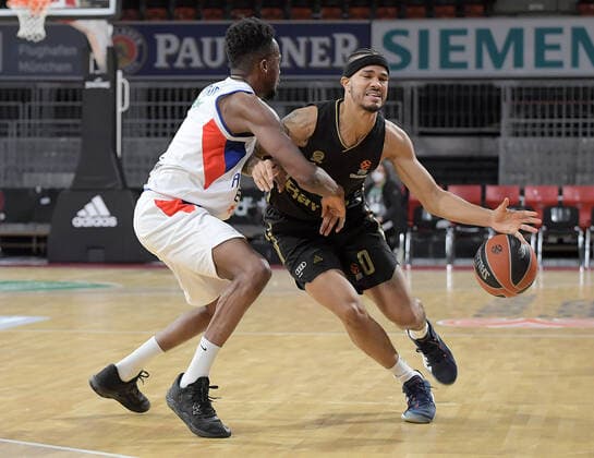 09 12 2021, xemx, Basketball EuroLeague, FC Bayern Muenchen Anadolu Efes Istanbul emspor, v l Rodrigue Beaubois Anadolu Efes Istanbul , Nick Weiler Babb FC Bayern Basketball duel, action, battle for the ball Muenchen