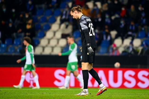GENK, BELGIUM - DECEMBER 09 : Robert Ljubicic midfielder of SK Rapid Wien scores a goal, Maarten Vandevoordt goalkeeper of KRC Genk looks dejected during the UEFA Europa League Group stage H match between KRC Genk and SK Rapid Wien on December 9, 2021 in Genk, Belgium, 9 12 2021 ( KRC Genk v Rapid Wien - UEFA Europa League PhotoNews Panoramic 