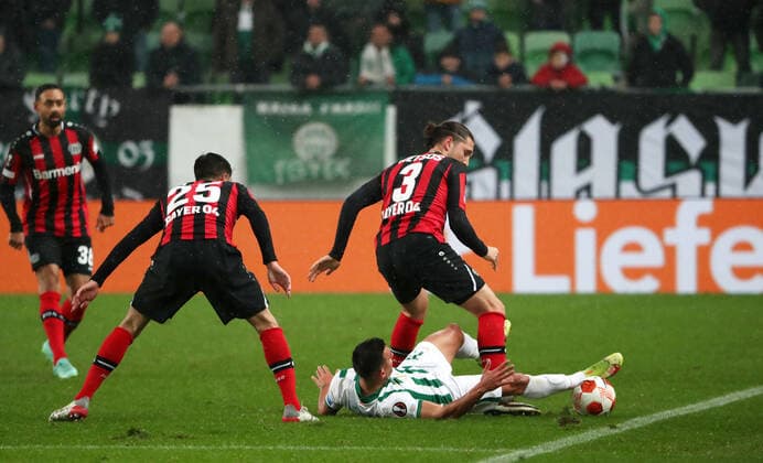 Football, Men, 2021 2022 season, UEFA Europa League Group G, Matchday 6 , Ferencvaros Budapest Bayer Leverkusen, v l Exequiel Palacios Bayer Leverkusen , Myrto Uzuni Ferencvaros , Panagiotis Retsos Bayer Leverkusen , 09 12 2021, Copyright: xSzilviaxMichellerx xMatthiasxKochx