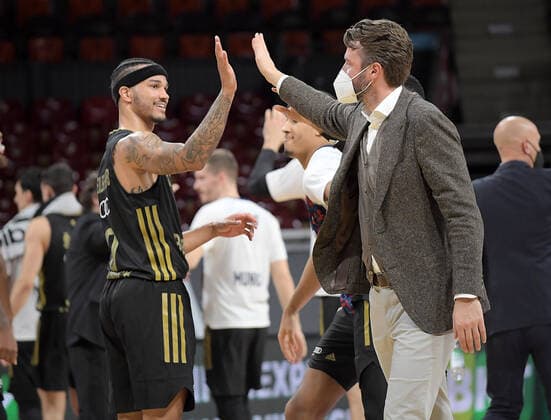 09 12 2021, xemx, Basketball EuroLeague, FC Bayern Muenchen Anadolu Efes Istanbul emspor, v l team, players, celebrate at the end of the match Nick Weiler Babb FC Bayern Basketball , Managing Director Marco Pesic FC Bayern Basketball Muenchen