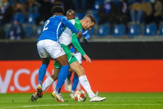 SOCCER - UEFA EL, Genk vs Rapid GENK,BELGIUM,09.DEC.21 - SOCCER - UEFA Europa League, group stage, KRC Genk vs SK Rapid Wien. Image shows Mark McKenzie (Genk) and Ercan Kara (Rapid).  GEPAxpictures xPhilippxBrem