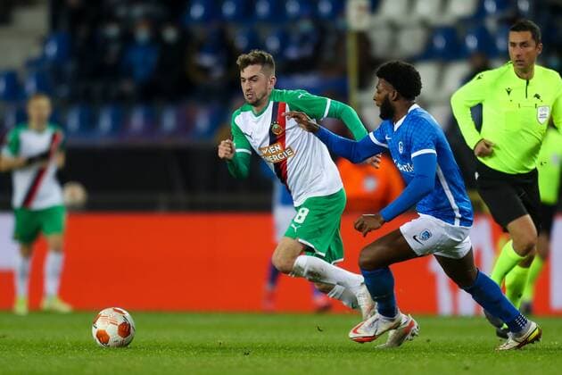 SOCCER - UEFA EL, Genk vs Rapid GENK,BELGIUM,09.DEC.21 - SOCCER - UEFA Europa League, group stage, KRC Genk vs SK Rapid Wien. Image shows Christoph Knasmuellner (Rapid) and Mark McKenzie (Genk).  GEPAxpictures xPhilippxBrem