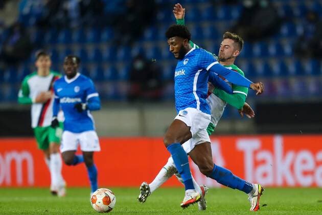 SOCCER - UEFA EL, Genk vs Rapid GENK,BELGIUM,09.DEC.21 - SOCCER - UEFA Europa League, group stage, KRC Genk vs SK Rapid Wien. Image shows Mark McKenzie (Genk) and Christoph Knasmuellner (Rapid).  GEPAxpictures xPhilippxBrem