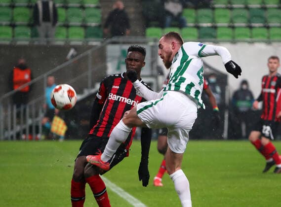 Football, Men, 2021 2022 season, UEFA Europa League Group G, Matchday 6 , Ferencvaros Budapest Bayer Leverkusen, v l Odilon Kossounou Bayer Leverkusen , Stjepan Loncar Ferencvaros , 09 12 2021, Copyright: xSzilviaxMichellerx xMatthiasxKochx