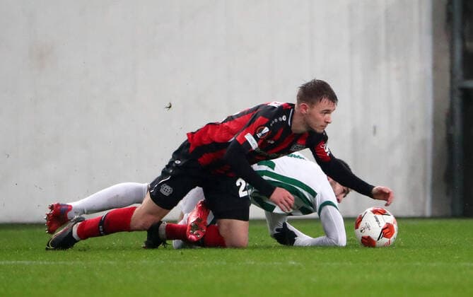 Football, Men, 2021 2022 season, UEFA Europa League Group G, matchday 6 , Ferencvaros Budapest Bayer Leverkusen, v l Daley Sinkgraven Bayer Leverkusen , Stjepan Loncar Ferencvaros , 09 12 2021, Copyright: xSzilviaxMichellerx xMatthiasxKocx