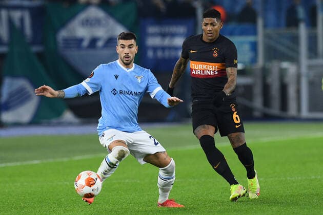 Soccer, europa league match , SS Lazio v Galatasaray Mattia Zaccagni of SS Lazio and Patrick van Aanholt of Galatasaray during the Europa League match between SS Lazio v Galatasaray at Olimpico stadium in Rome, Italy, December 09th, 2021. Imago-Images Emmefoto Copyright: xImago-Images Emmefotox