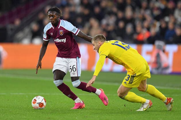 Football - UEFA Europe League - Group H - Round Six - West Ham United vs Dinamo Zagreb - London Stadium - Thursday 9th December 2021. West Ham United s Emmanuel Longelo holds off the challenge from Dinamo Zagreb s Stefan Ristovski. COLORSPORT Ashley Western 