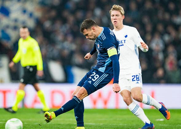 SK Slovan Bratislavas Vasil Bozhikov and FCKs Rasmus Hoejlund FC Copenhagen meet Slovan Bratislava in Conference League group F, in the Park in Copenhagen, Thursday 9 December 2021, Copenhagen Denmark  Copyright: ClausxBechx cop103 spdk20211209-215125-L