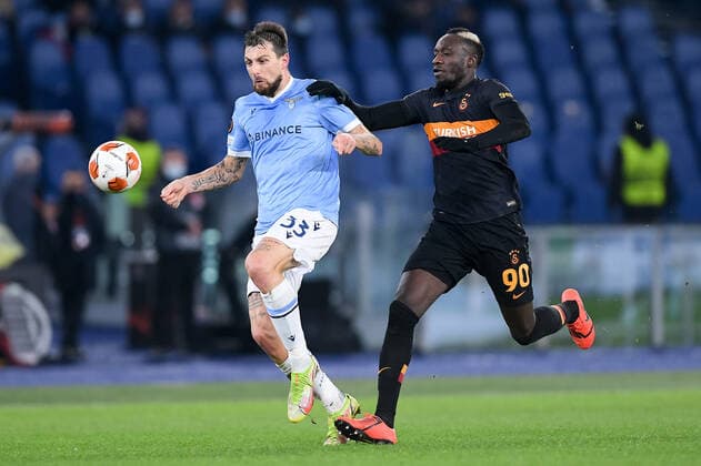 SS Lazio v Galatasaray - Europa League Mbaye Diagne of Galatasaray and Francesco Acerbi of SS Lazio compete for the ball during the UEFA Europa League match between SS Lazio and Galatasaray at Stadio Olimpico, Rome, Italy on 9 December 2021. Roma Roma Italy  Copyright: xGiuseppexMaffiax originalFilename:maffia-sslaziov211209_np9uW.jpg