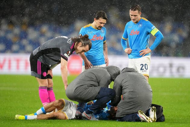 NAPLES, ITALY – DICEMBER 09: Hirving Lozano of SSC Napoli injured during the UEFA Europa League Group C match between SSC Napoli and Leicester City FC at Stadio Diego Armando Maradona on Dicember 09, 2021 in Naples, Italy Copyright: xFotoagenziax