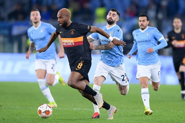SS Lazio v Galatasaray - Europa League Elseid Hysaj of SS Lazio and Ryan Babel of Galatasaray compete for the ball during the UEFA Europa League match between SS Lazio and Galatasaray at Stadio Olimpico, Rome, Italy on 9 December 2021. Roma Roma Italy  Copyright: xGiuseppexMaffiax originalFilename:maffia-sslaziov211209_npEcX.jpg