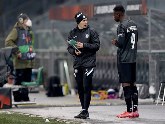 SOCCER - UEFA EL, Sturm vs Monaco GRAZ,AUSTRIA,09.DEC.21 - SOCCER - UEFA Europa League, group stage, SK Sturm Graz vs AS Monaco. Image shows assistentcoach Dominik Deutschl and Kelvin Yeboah (Sturm).  GEPAxpictures xMJxPaul