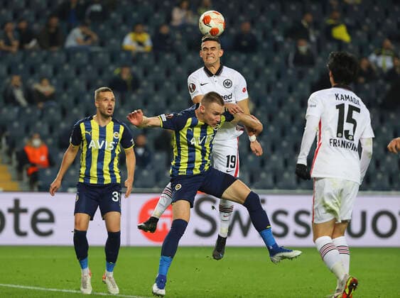 09 12 2021, Football UEFA Europa League, Fenerbahce SK Istanbul Eintracht Frankfurt, emonline, emspor, v l , Attila Szalai Fenerbahce Istanbul , Rafael Borre Eintracht Frankfurt DFL DFB REGULATIONS PROHIBIT ANY USE OF PHOTOGRAPHS AS IMAGE SEQUENCES AND OR QUASI VIDEO xdcx Copyright: HMBxMedia Claus