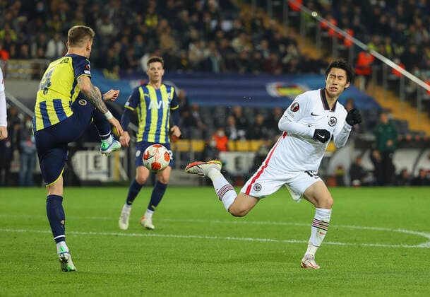 09 12 2021, Football UEFA Europa League, Fenerbahce SK Istanbul Eintracht Frankfurt, emonline, emspor, v l , Serdar Aziz Fenerbahce Istanbul , Daichi Kamada Eintracht Frankfurt DFL DFB REGULATIONS PROHIBIT ANY USE OF PHOTOGRAPHS AS IMAGE SEQUENCES AND OR QUASI VIDEO xdcx Copyright: HMBxMedia Claus